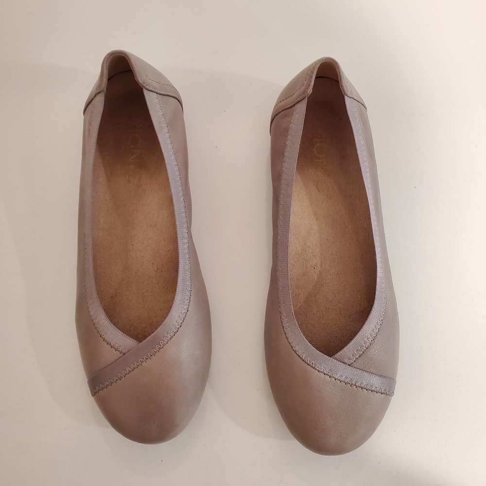 Vionic Flat Shoes Girl's Size 5